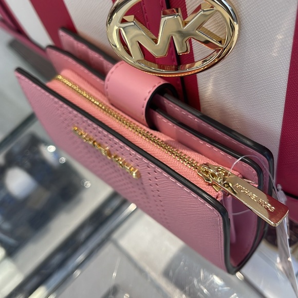 MICHAEL KORS
Medium Jet Set Travel Crossgrain Leather Bifold Zip Wallet
Carnatio - Picture 7 of 16